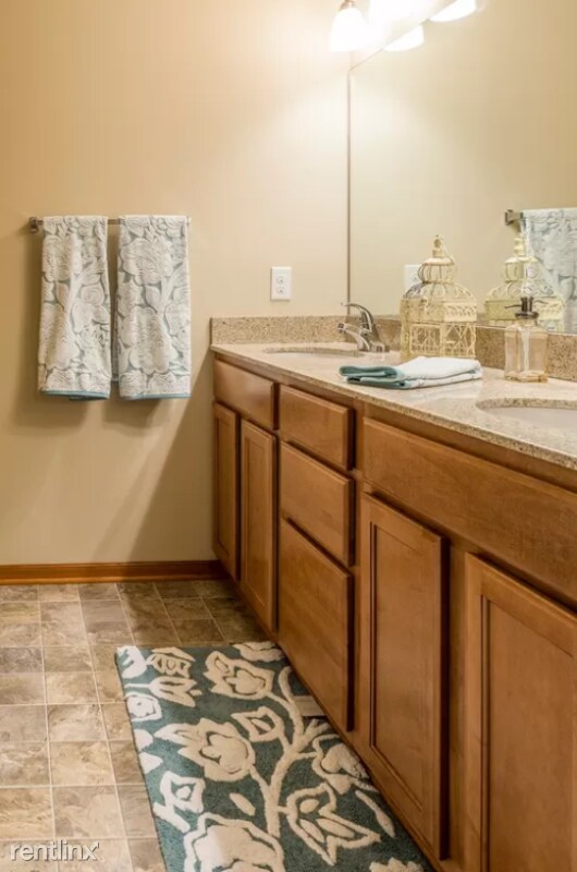 Building Photo - 3 br, 2.5 bath Townhome - 1758 N 176th Plz