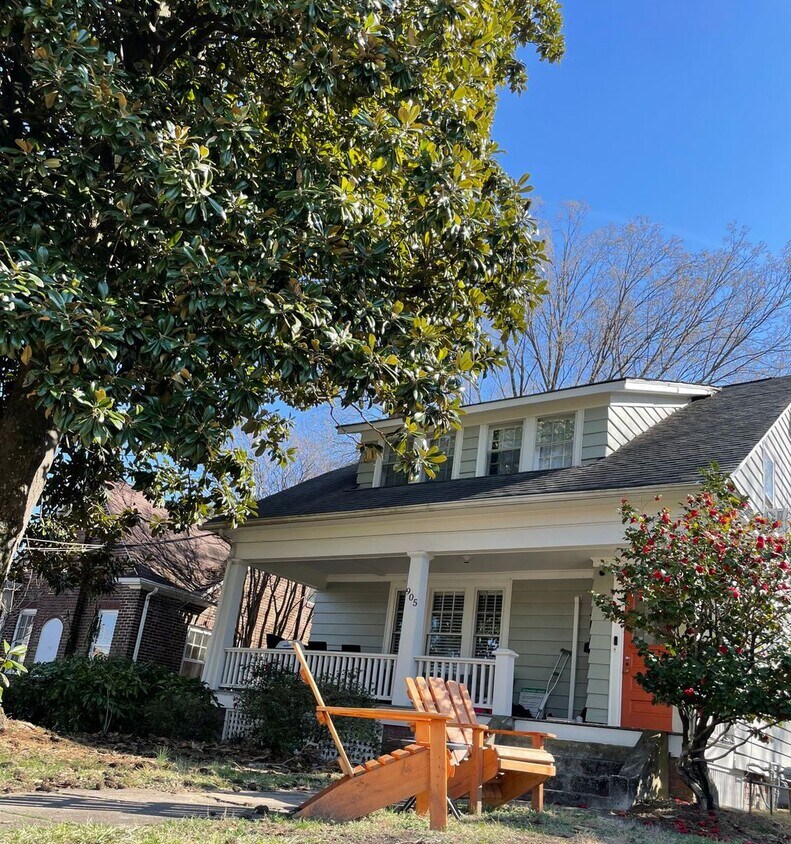 Primary Photo - Adorable 2 Bedroom apartment located close...