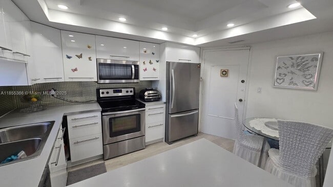 Building Photo - 1351 NE Miami Gardens Dr