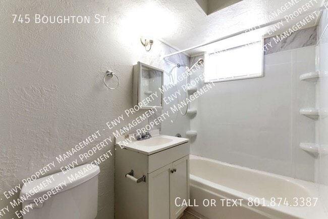 Building Photo - 745 Boughton St