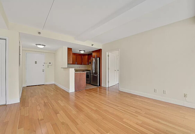 Building Photo - Comfortable Living in a Desirable Area