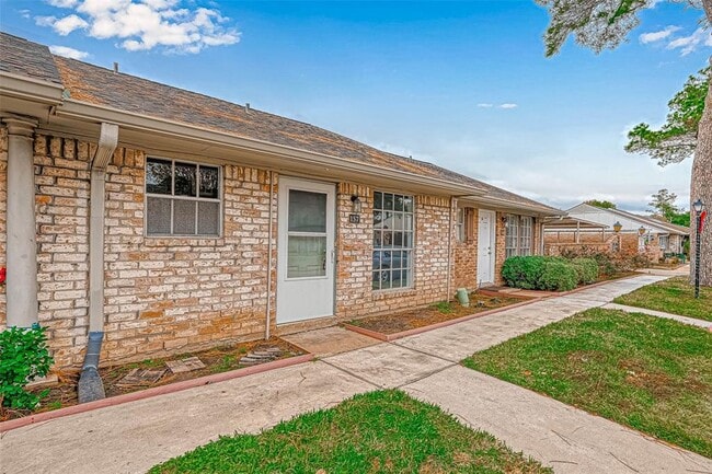 Foto del edificio - 1110 W Tri Oaks Ln