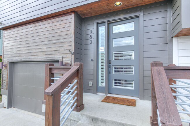 Building Photo - AVAILABLE NOW. BEAUTIFUL HOME WITH HUGE PA...