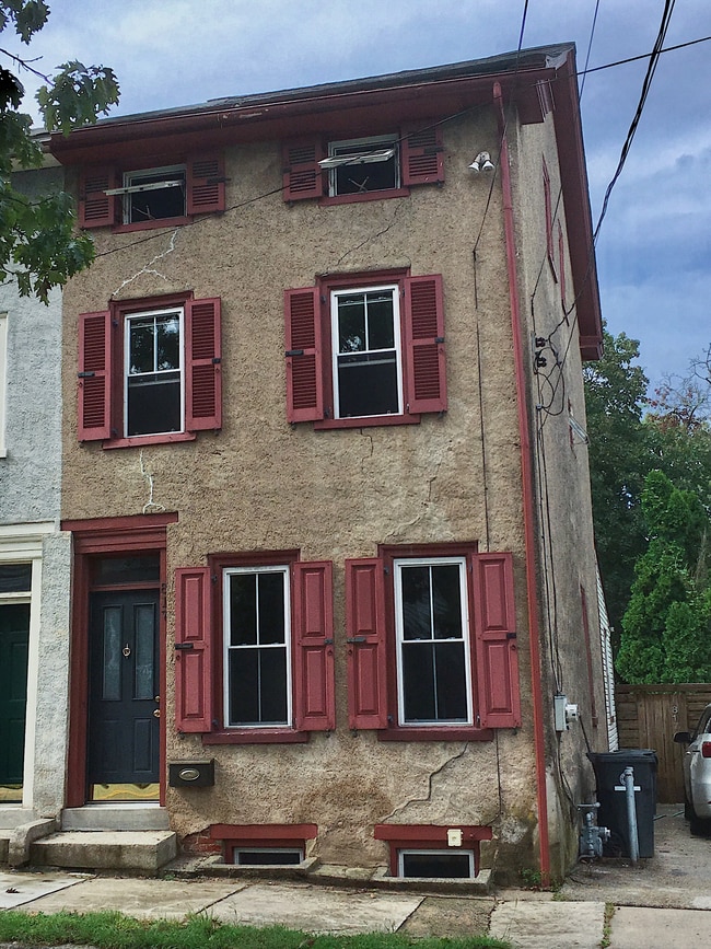Building Photo - 817 W Bridge St