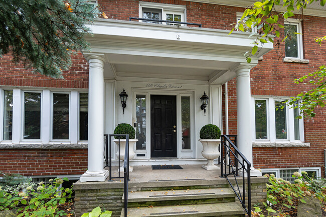 Building Photo - 119 Chaplin Crescent