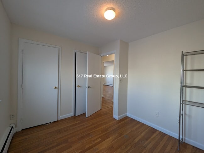 Building Photo - 122 Dustin St