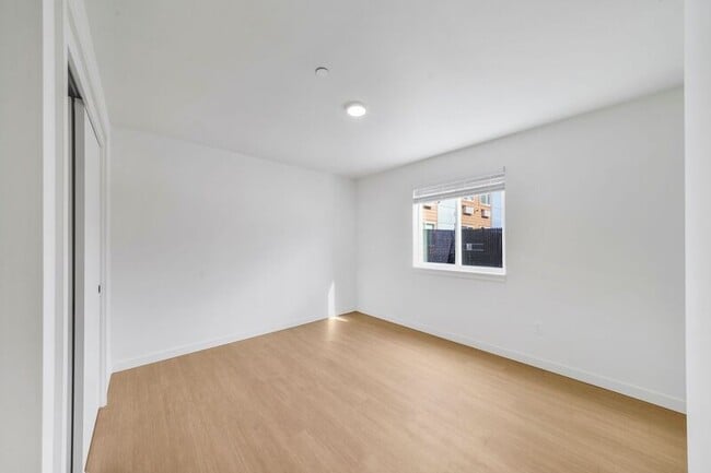 Building Photo - 916 S Holladay Dr