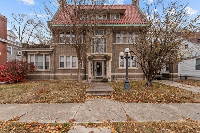 Building Photo - 408 W Mulberry St