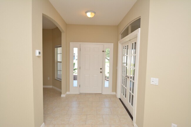 Building Photo - Pool Home with 4 bed, 2 bath located in Se...
