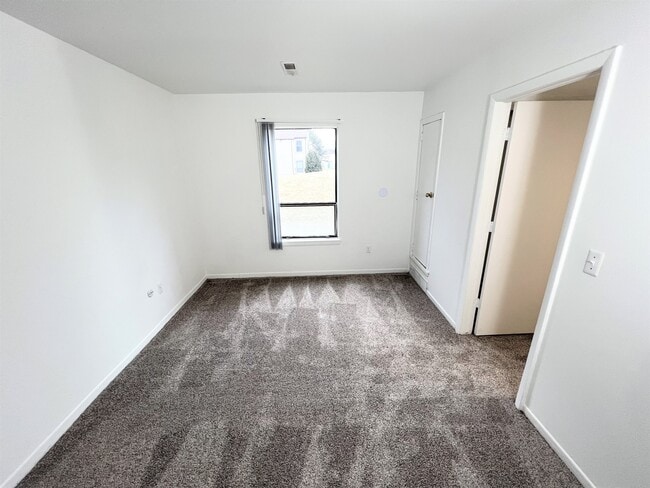 1BD, 1BA - Bedroom - Kimberly Club Apartments