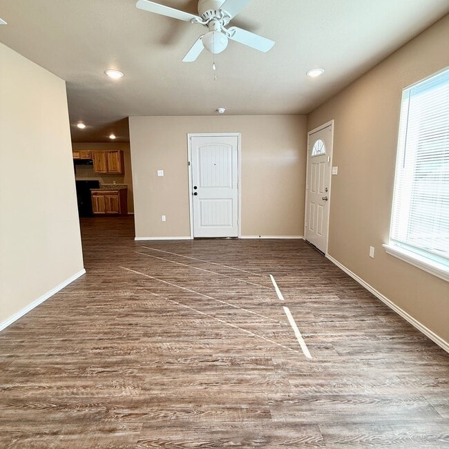Building Photo - Move In Special 1/2 Off First Full Months ...