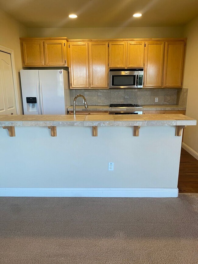 Building Photo - Spacious 2 Bedroom, 2 Bathroom Condo locat...