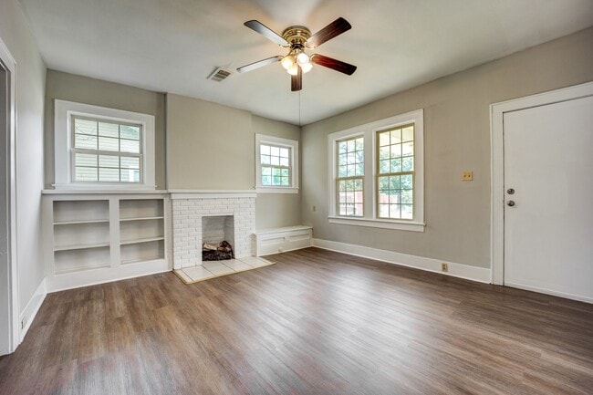 Building Photo - Freshly Updated 3 Bedroom House