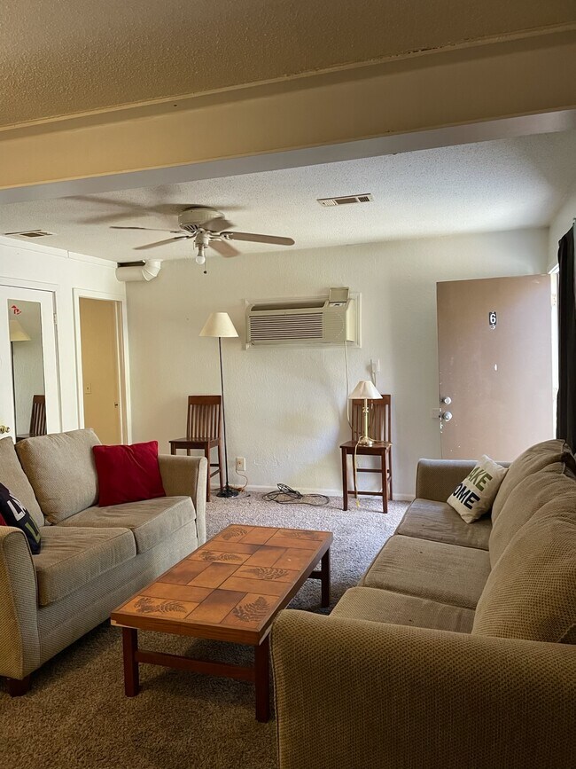Foto del edificio - 956 Commercial Ln