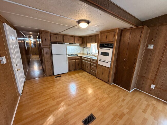 Foto del edificio - 2 Bedroom 1.5 Semi-Rural Mobile Home with Workshop on Large Lot