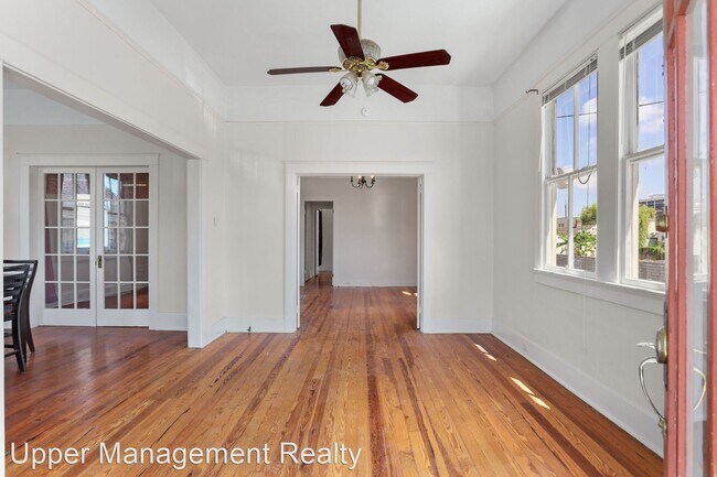 Building Photo - 4 br, 2 bath Apartment - 4533 - 4535 Lasal...