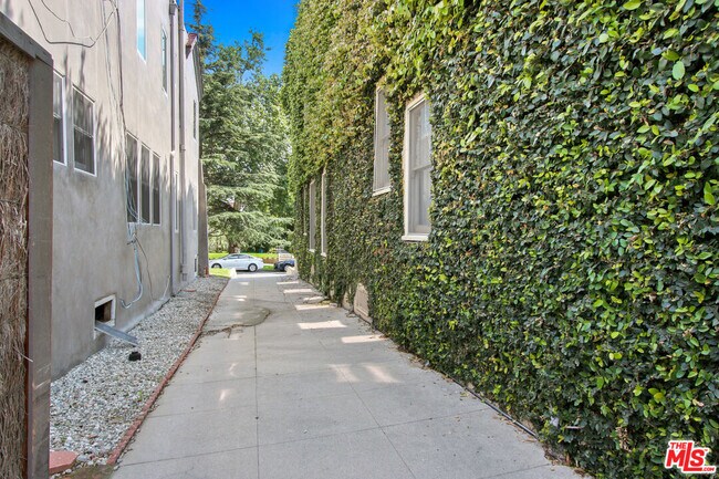 Foto del edificio - 617 N Plymouth Blvd