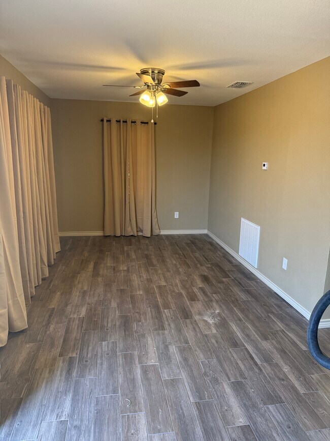 Sala de estar - 2033 Shelton St