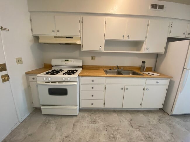 Building Photo - 325 S Spring St