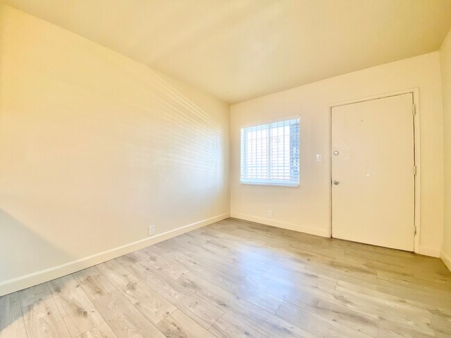 Foto del edificio - 731 E Jefferson Blvd