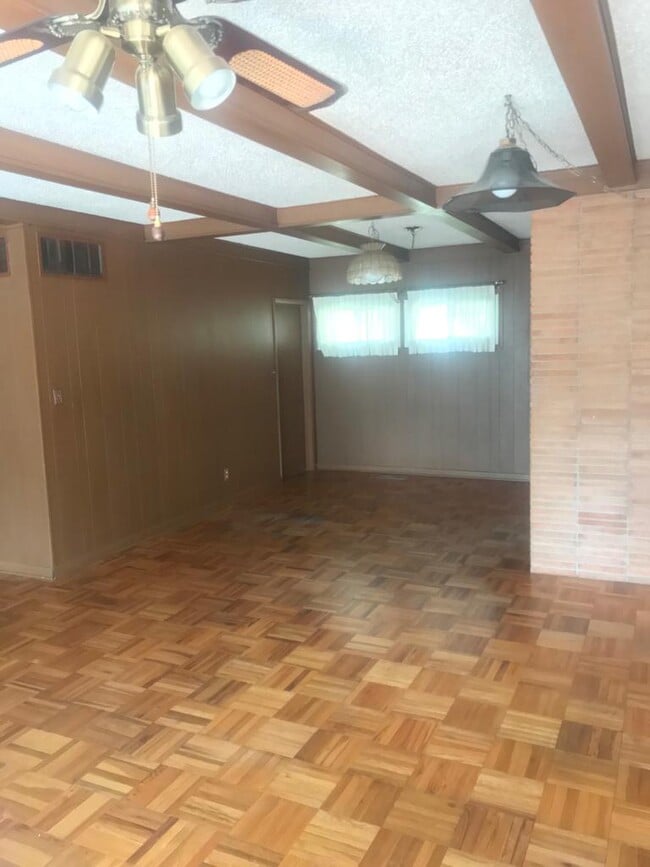 Building Photo - 401 Lakeside Dr