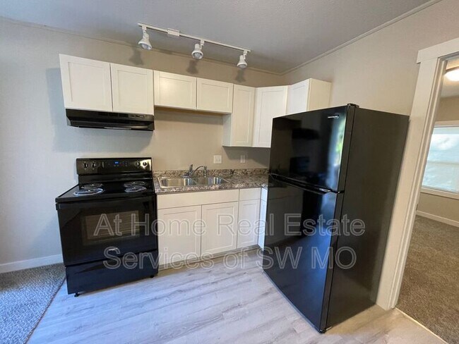 Foto del edificio - 2174 N Kellett Ave