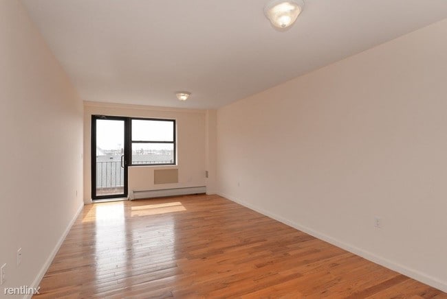 Building Photo - 44 Hilton Ave