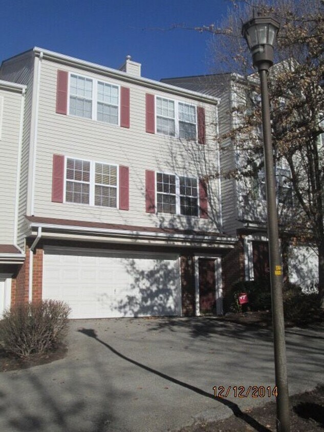 Primary Photo - 3 Bedroom 2.5 Half Bath Townhouse with 2 C...