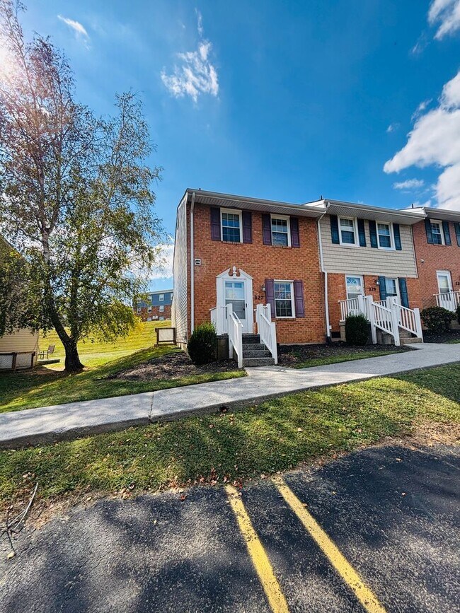 2 Bedroom, 1.5 Bath Townhouse - 2 Bedroom, 1.5 Bath Townhouse