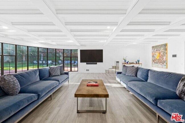 Building Photo - 815 N Whittier Dr
