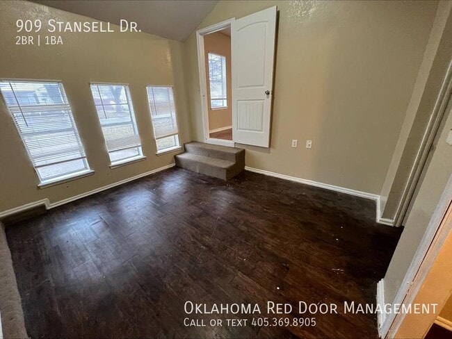 Building Photo - 909 Stansell Dr