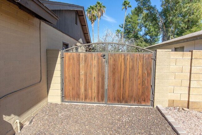 Building Photo - 1406 W Impala Ave