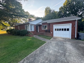Building Photo - 701 Ashmore Dr