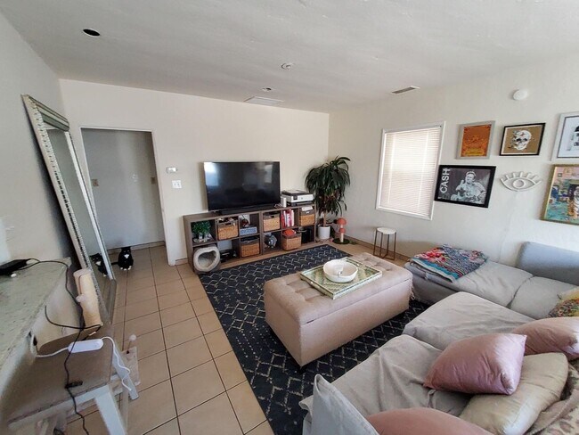 Building Photo - 729
