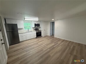 Building Photo - 1007 Hackberry St