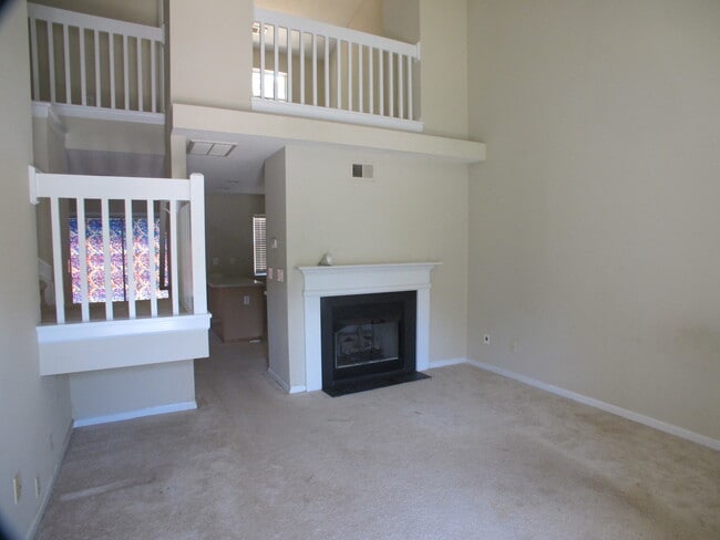 Foto del edificio - End Unit 3 bedroom, 2 bath Townhome in the...