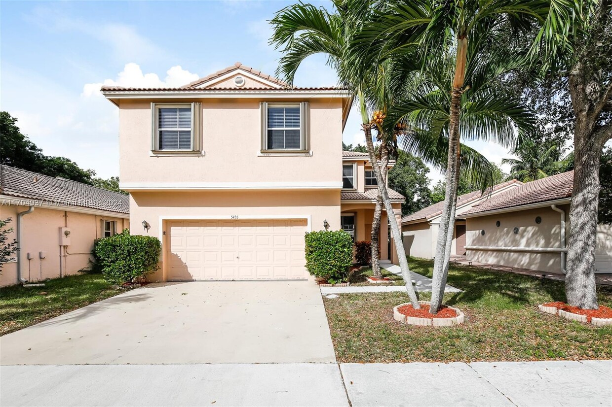 Foto principal - 5455 NW 50th Ct