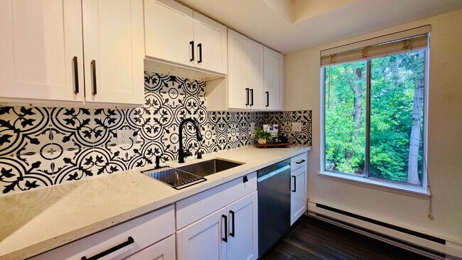 Foto del edificio - 4717 W Lake Sammamish Pkwy SE