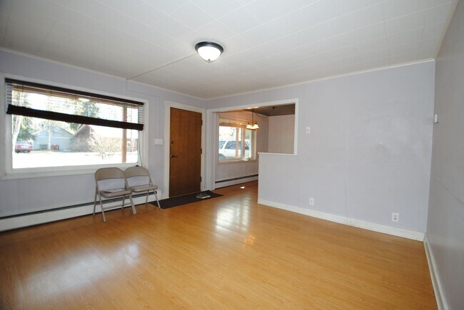 Building Photo - Spacious & centrally located 4 bed / 3 bat...