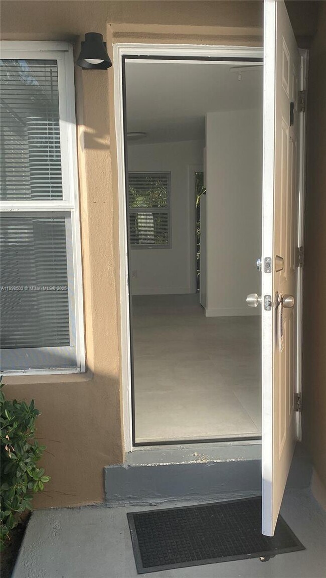 Foto del edificio - 2011 NE 167th St