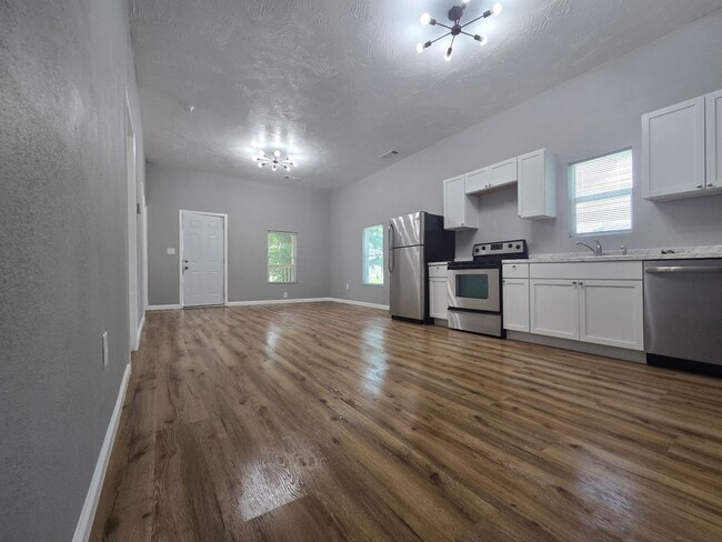 Building Photo - Stylish Newly Renovated 3-Bed, 2-Bath Retreat