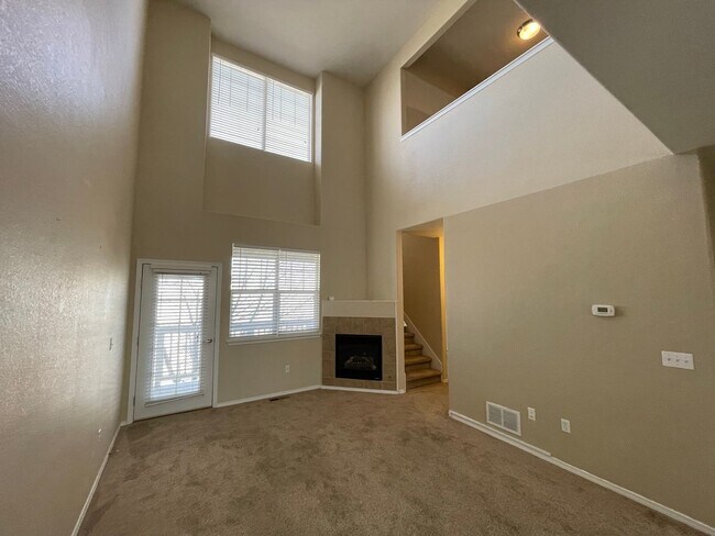 Foto del edificio - Quiet, Open and Private, Surounded by Nature! Attached 2 CAR Garage!