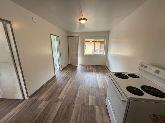 Building Photo - Remodeled 2 Bedroom Duplex Home