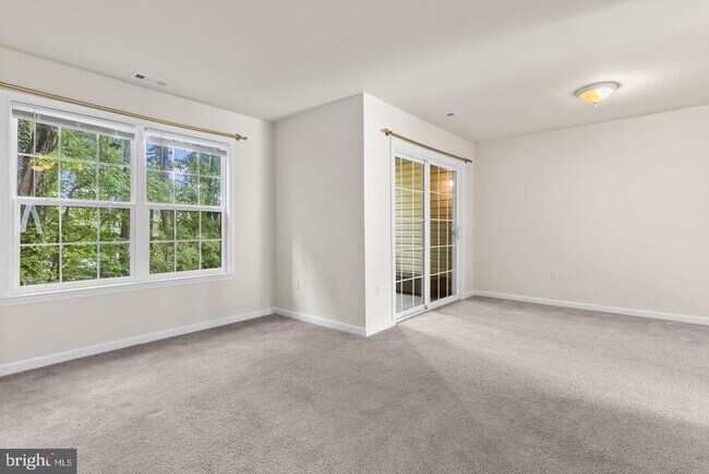 Foto del edificio - 8536 F St