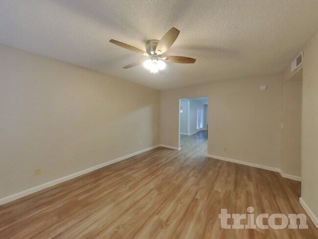 Building Photo - 904 W Yale Dr