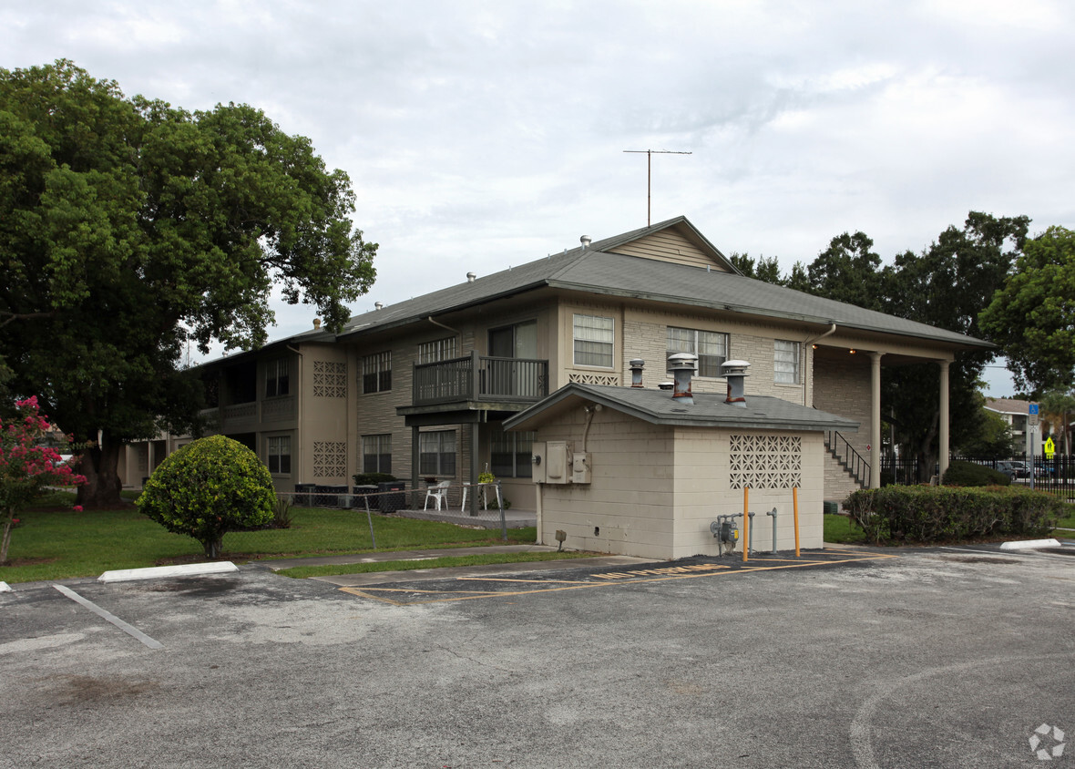 Building Photo - Lake Jennie I