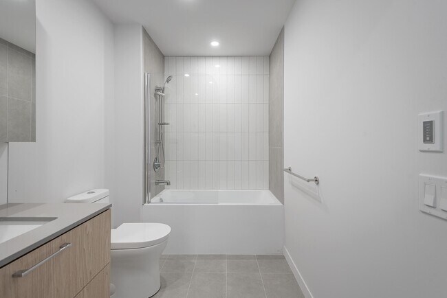 Building Photo - E717