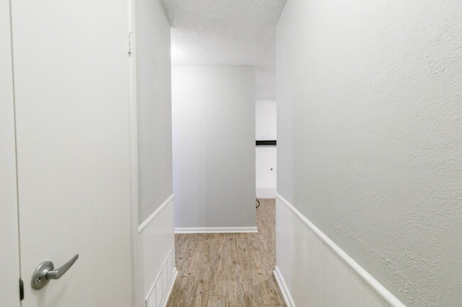 Building Photo - 3 Bedroom with 2 living rooms