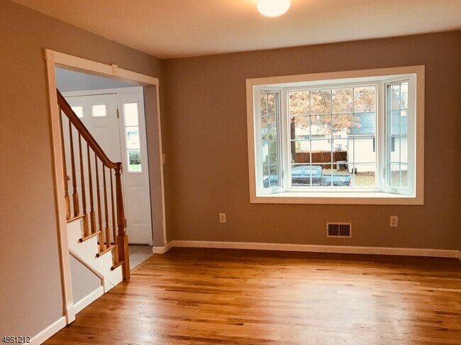 Foto del edificio - 91 Farmingdale Dr