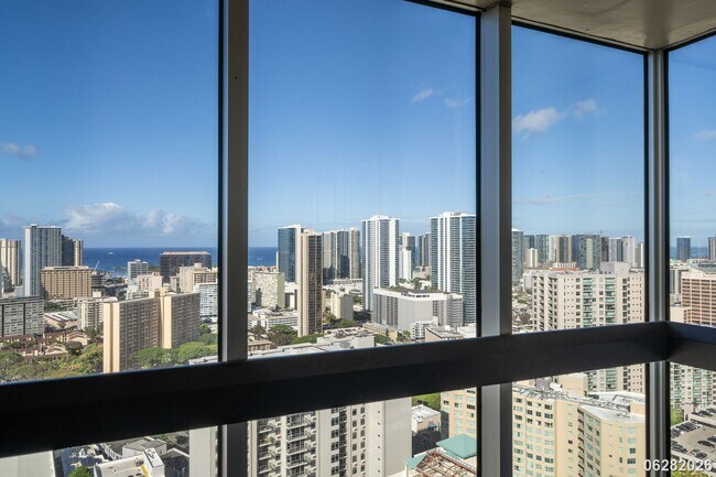 Foto del edificio - 2 Bd/2 Ba/1 Parking Condo in Banyan Tree Plaza, Honolulu